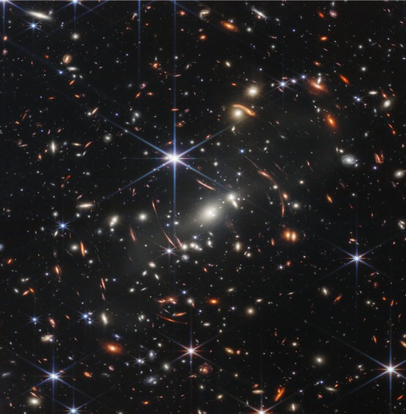 Megannyi galaxis egy homokszemnyi területen - James Webb űrteleszkóp első fotója